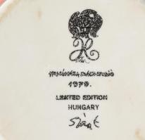 2 darab Hollóházi Szász Endre porcelán tégely, jelzett, hibátlan, fekete és lila változat, m: 5,5 cm