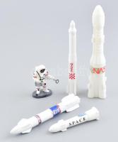 Space szett Set of Rockets Vintage 4 db NASA űrhajó-rakéta+ egy asztronauta felszereléssel, műanyag,kopottak 5-13 cm