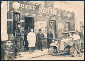 1936 Komárom (Komárno), Szondra József csemege- és italboltja (II. Rákóczi Ferenc u. 25.), előtte Fantolin Motoroil töltőállomás és régi automobil; fotólap, körbevágva, törésnyomokkal, 11x8 cm