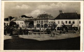 1944 Dés, Dej; Piactér a bevonulás idejéről, horogkeresztes zászló, magyar címer és zászlók, Gyógyszertár / entry of the Hungarian troops, market square with Hungarian flags and coat of arms, swastika flag, pharmacy