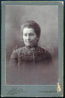 cca 1900-1910 Idős hölgy portréja, keményhátú fotó Alpár Henrik besztercebányai (Felvidék) műterméből, vizitkártya, 11x7 cm