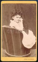 cca 1880 Kisgyermek legyezővel, keményhátú fotó Jéney és Társa nyíregyházi műterméből, vizitkártya, 10,5x6 cm