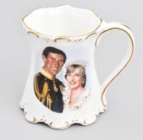 1981 Diana Spencer és Károly herceg esküvőjének 3 relikviája: Royal Wedding című könyv, kis sérüléss...