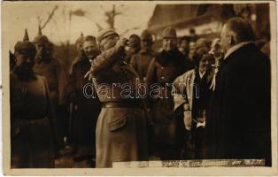 Ruszkova, Visóoroszi, Ruscova (Máramaros); Der Ehrenburgertrunk / Első világháborús német katonák koccintanak a polgármesterrel / WWI German military, officer drinking with the mayor. photo (non PC)