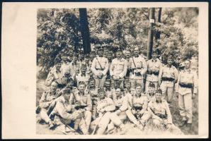cca 1938 Horthy-korszak, katonák csoportképe, fehér nyári zsávoly egyenruhában, fotólap, 13,5x9 cm