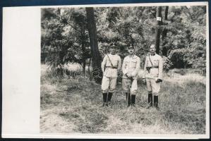 cca 1938 Horthy-korszak, katonatisztek fehér nyári zsávoly egyenruhában, fotólap, 13x8,5 cm