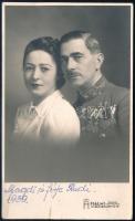 1939 Horthy-korszak, többszörösen kitüntetett katonatiszt feleségével, fotólap, a hátoldalon feliratozva, ragasztás nyomaival, 13,5x8 cm