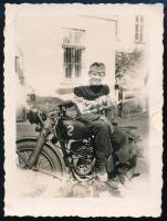 cca 1940 Horthy-korszak, katona motorkerékpáron, fotó, 8,5x6,5 cm