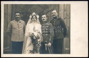 cca 1910 Zsolna (Zilina), Felvidék, katona esküvői fényképe, huszár díszegyenruhában; fotólap, 14x9 cm