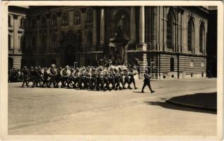 1936 Budapest I. Királyi vár előtt az őrségváltás