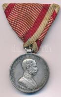 1914. "Ferenc József II. osztályú Ezüst Vitézségi Érem" jelzetlen Ag kitüntetés mellszalagon. Szign.: Tautenhayn T:AU,XF patina Hungary 1914. "Silver Gallantry Medal, 2nd Class" Ag decoration without hallmark, on ribbon. Sign.: Tautenhayn C:AU,XF patina  NMK 133.