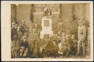 cca 1918 I. világháborús katonák a bazini elesett hősök tiszteletére állított emlékműnél, fotólap, 13,5x9 cm
