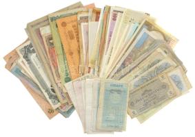 ~1910-1980. 191db vegyes osztrák-magyar és külföldi bankjegy, közte Ausztria 1918. 10.000K vízszintes "DEUTSCHÖSTERREICH" felülbélyegzéssel (5x) és 1db függőleges felülbélyegzéssel, Ausztria 1922. 5000K, Orosz Birodalom 1917. 250R. Szign.: Shipov + 11db olasz csekk T:UNC-VG ~1910-1980. 191pcs of mixed banknotes from diff countries, with Austria 1918. 10.000 Kronen, with horizontal "DEUTSCHÖSTERREICH" overprint (5x) and 1pc with vertical overprint, Austria 1922. 5000 Kronen + Russian Empire 1917. 250R. Sign.: Shipov + 11pcs of Italian checks C:UNC-VG