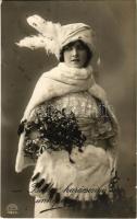 1915 Boldog karácsonyi ünnepeket! Hölgy bundában / Christmas greeting, lady in fur (EB)