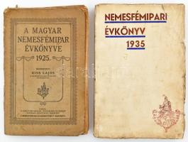 1925-1935 2 db nemesfémipari évkönyv: A magyar nemesfémipar évkönyve 1925. Szerk.: Kiss Lajos. + Nemesfémipari évkönyv 1935. Naptárral, korabeli hirdetésekkel. Kiadói papírkötés, viseltes állapotban, sérülésekkel.