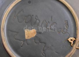 Karácsonyi Zsuzsa: Vörös-fekete dísztál. Mázas kerámia, kézzel festett, jelzett, hibátlan 30 cm