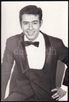 Szécsi Pál (1944-1974) énekes DEDIKÁCIÓJA az őt ábrázoló fotón, 9x6 cm