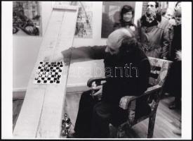 cca 1980-1990 Swierkiewicz Róbert kiállításának megnyitóján egy performansz keretében Kirsten Dehlholm dán művésznővel sakkozik, fotó, jelzés nélkül, 13x18 cm