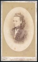 cca 1870-80 Fiatal hölgy portréja, keményhátú fotó Pokorny & Reuter bécsi műterméből, kissé foltos, 10,5x6,5 cm