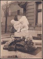 cca 1930 Tabán, Lányi Dezső: Játszó gyermekek kútja (II. világháborúban megsemmisült), fotó, jelzés nélkül, 18x13 cm