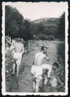 cca 1940 Magyar katonák fürdenek a folyóban, fotó, jelzés nélkül, 8,5x6 cm