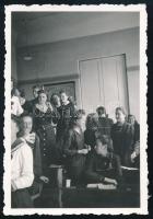 1942 Kolozsvár, Marianum lányiskola, osztályterem diákokkal, hátoldalán feliratozott fotó, jelzés nélkül, 9x6 cm