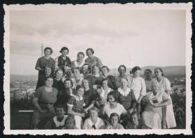 1935 Kolozsvár, hölgyek csoportképe a Feleki tetőn, háttérben a város látképe, hátoldalán datált fotó, jelzés nélkül, 6x8,5 cm