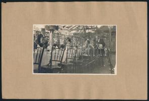 1914 Medgyes (Medias), Erdély, Hotel Traube vendéglőjének kerthelyisége katonatisztekkel, kartonra kasírozott fotó, a hátoldalon feliratozva, 13,5x8 cm
