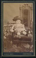 cca 1880-90 Kisgyerek díszes öltözékben, kalapban, pálcával, keményhátú fotó Kovács Eszti műterméből (Zilah/Szilágysomlyó), 10,5×6 cm