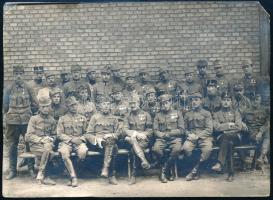 1918 Bp., kitüntetett katonatisztek csoportképe, fotó, a hátoldalon feliratozva, kis sarokhiánnyal, 16,5x12 cm
