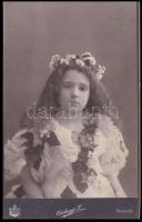cca 1905-10 Kislány virágokkal díszített hajjal és ruhában, keményhátú fotó Csizhegyi Sándor kolozsvári műterméből, 21×13 cm