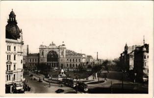 Budapest VII. Keleti pályaudvar, Baross tér és szobor, villamosok, Park Hotel szálloda, dohányáruda üzlet, Hazai takarék
