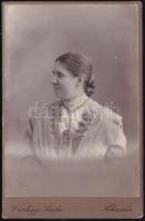 cca 1900 Divatos hölgy portréja nyaklánccal, keményhátú fotó Csizhegyi Sándor kolozsvári műterméből, kissé kopott, 16,5×10,5 cm