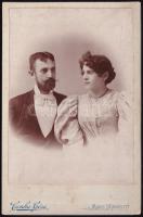 cca 1900 Elegáns házaspár portréja, keményhátú fotó Csonka Géza marosvásárhelyi műterméből, kissé kopott, 16,5×11 cm