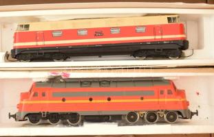 Nagy terepasztal tétel, több mozdonnyal, számtalan tereptárggyal: tárgyak, sínek, építmények, házak,...