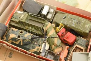 Nagy terepasztal tétel, több mozdonnyal, számtalan tereptárggyal: tárgyak, sínek, építmények, házak,...