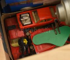 Nagy terepasztal tétel, több mozdonnyal, számtalan tereptárggyal: tárgyak, sínek, építmények, házak,...