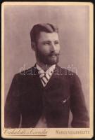 cca 1890 Elegáns fiatal férfi portréja, keményhátú fotó Ciehulski és Csonka marosvásárhelyi műterméből, 16×11 cm.
