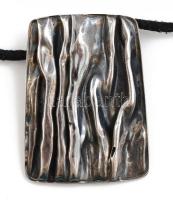 Ezüst (Ag) szerelékes textil láncon nagy ezüst medál, jelzett. 9,37 g 3x,4,5 cm