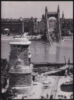 Szendrő István (1908-2000): A budapesti Erzsébet híd romokban a II. világháború után, a budai oldalon munkások, pecséttel jelzett fotó, 17×23 cm