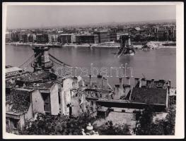 Szendrő István (1908-2000): A budapesti felrobbantott Lánchíd a II. világháború után, az előtérben a budai oldalon romos épületek, pecséttel jelzett fotó, 18×24 cm