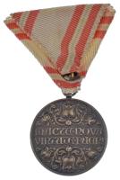 Berán Nándor (1889-1965) 1935. Magyar Vöröskereszt Ifjúsági Osztálya ezüstözött bronz kitüntetés mellszalagon A MAGYAR VÖRÖS KERESZT IFJÚSÁGI OSZTÁLYA / MACTE NOVA VIRTUTE PUER! (31mm) T:AU