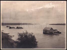 1935 Mohácsi malmok (hajómalom a Dunán Mohácsnál), nagyméretű fotó, a hátoldalon feliratozva, felületén ázásnyommal, 23,5x17 cm / Ship mills (boat mills) on the Danube at Mohács, large-size photo, slight wet damage