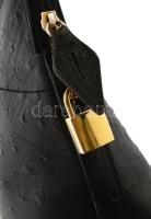 2 darab régi táska, közte Tommy Hilfiger, kopott állapot