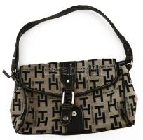 2 darab régi táska, közte Tommy Hilfiger, kopott állapot