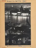 Czézing Lajos (1922-1985) Budapest a kivilágított Országházzal, művészi fotó, borítókép hátoldalt megjelenési adatokkal. Kis törésnyommal 24x16 cm