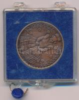 Csucs Viktória (1934-) DN "Korsó / Népviseletbe öltözött nő" bronz emlékérem plombált, műa...