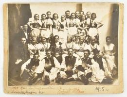 1935 Nagyvárad, a Lorántffy Zsuzsanna Református Gimnázium farsangi bálozó diákjainak csoportképe, feliratozva, fotó kartonon, a felületén folttal, törésnyommal, 22x17 cm