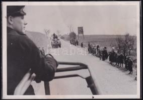 cca 1941 "Die Waffen-SS, im Südosten. Die motorisierten Einbeiten der Waffen-SS, ziehen durch U...