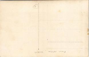 Franck kávé kóstoló egy raktárban úri néppel, reklámstand. photo